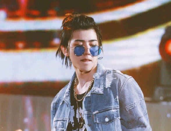 原创 蔡徐坤的"锡纸烫"不叫帅,再看看陈立农的,明白什么叫盛世美颜