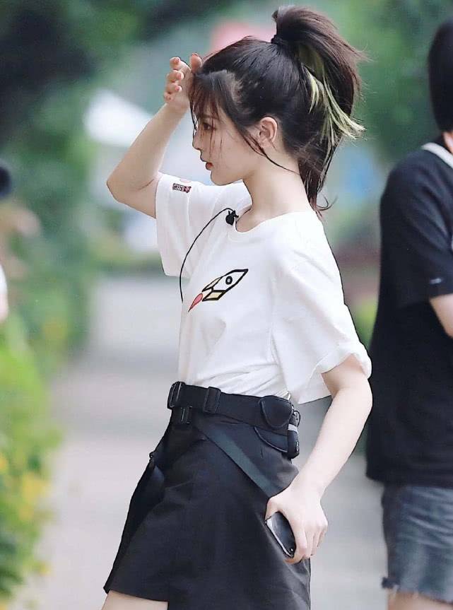 杨超越扎马尾辫好有少女感,完全就可以堪称是初恋的样子了