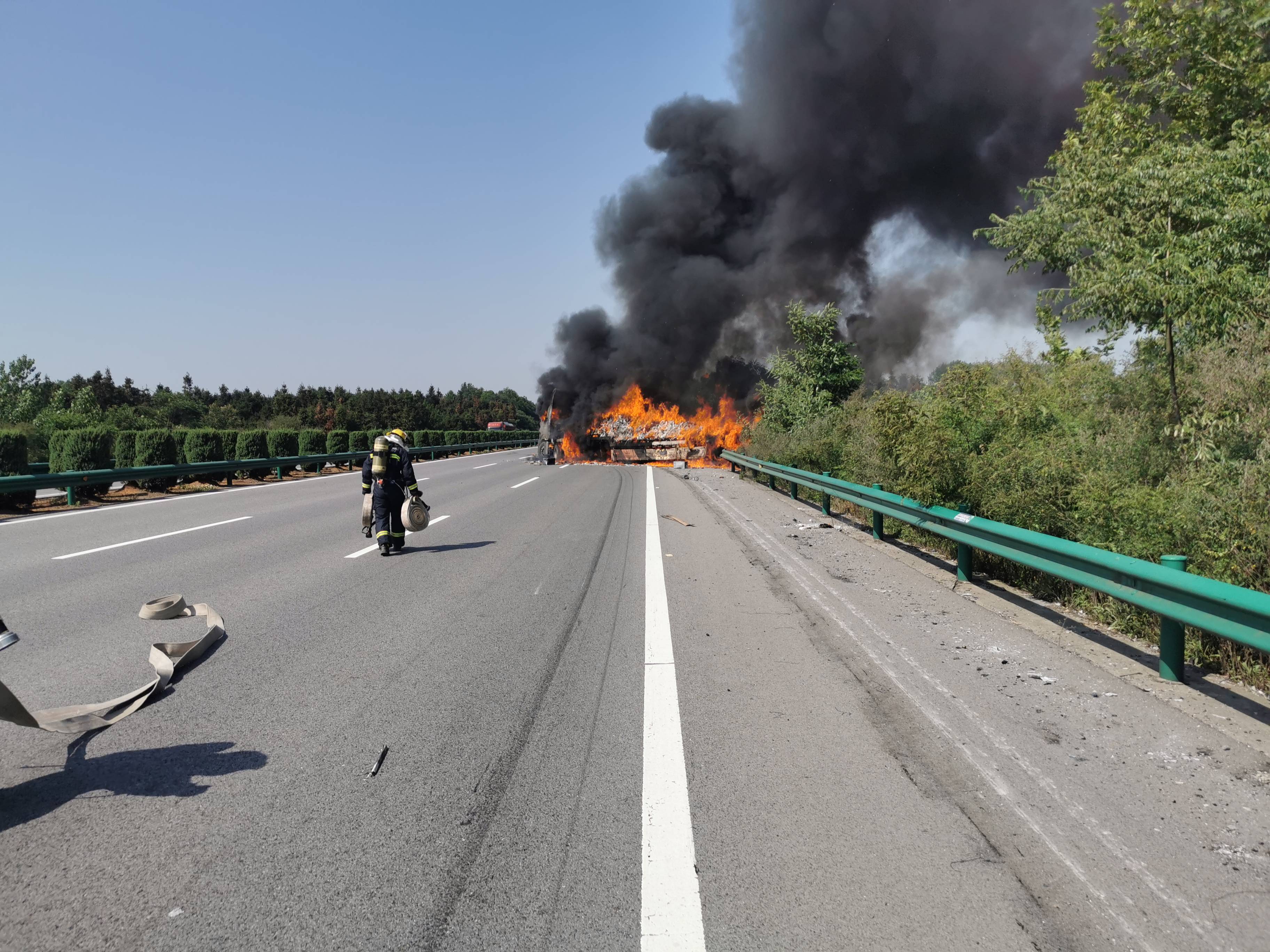 湖北咸宁:高速公路一货车突发大火 27吨货物被烧毁