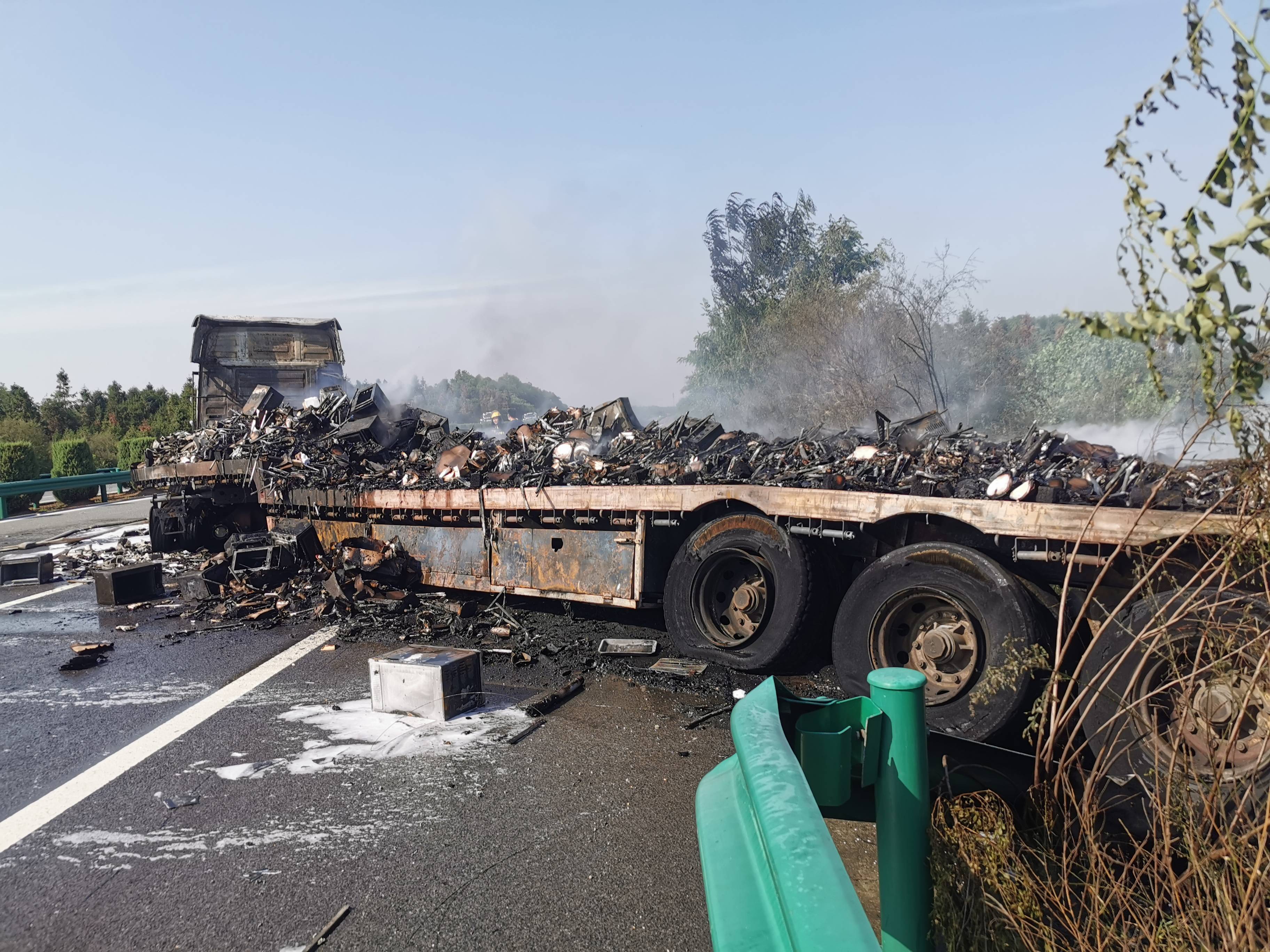 湖北咸宁:高速公路一货车突发大火 27吨货物被烧毁