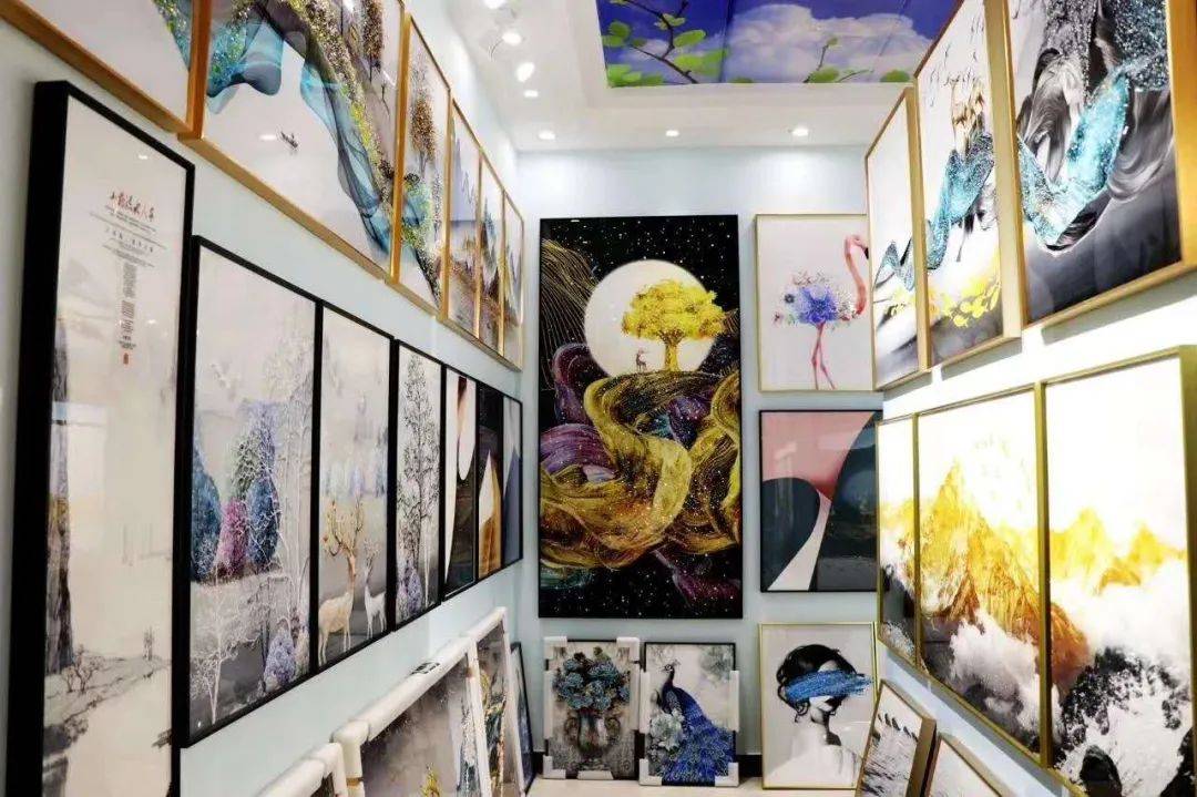 王先生的展厅完成之后根据妙彩金饰画提供的运营方案采用线上线下相