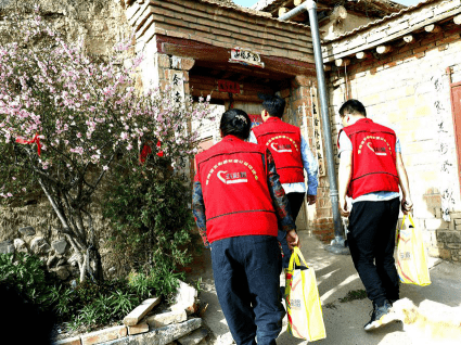 青海五彩路慈爱英国威廉希尔公司中国网站“六一”前下乡慰问儿童