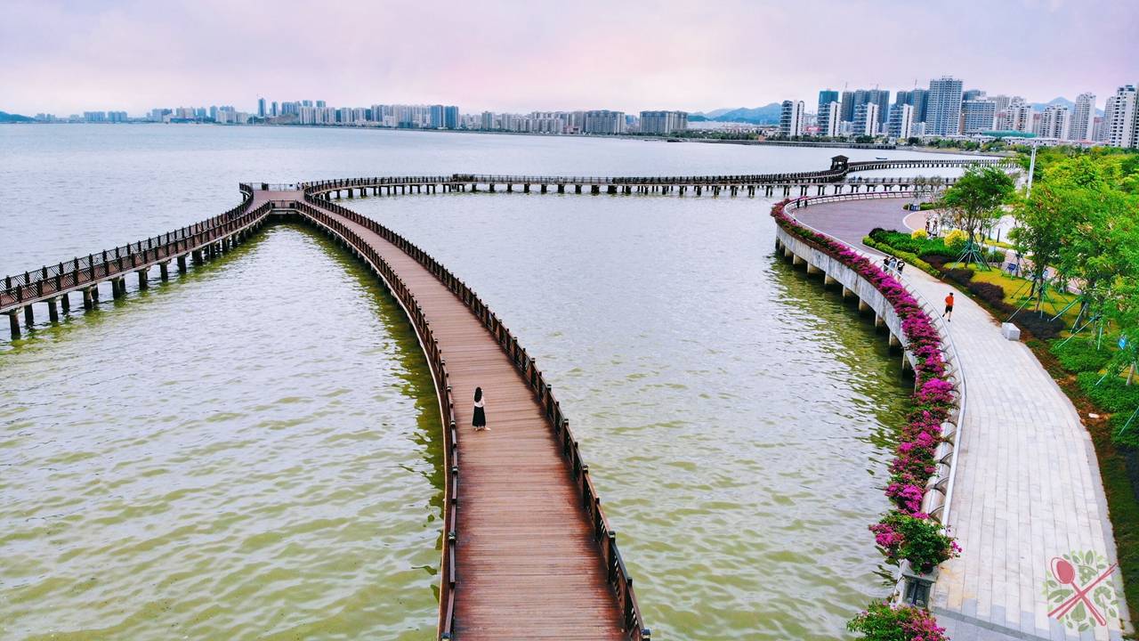善美广场是汕尾网红打卡点之一,这里有长约2公里的海上栈道,是广东