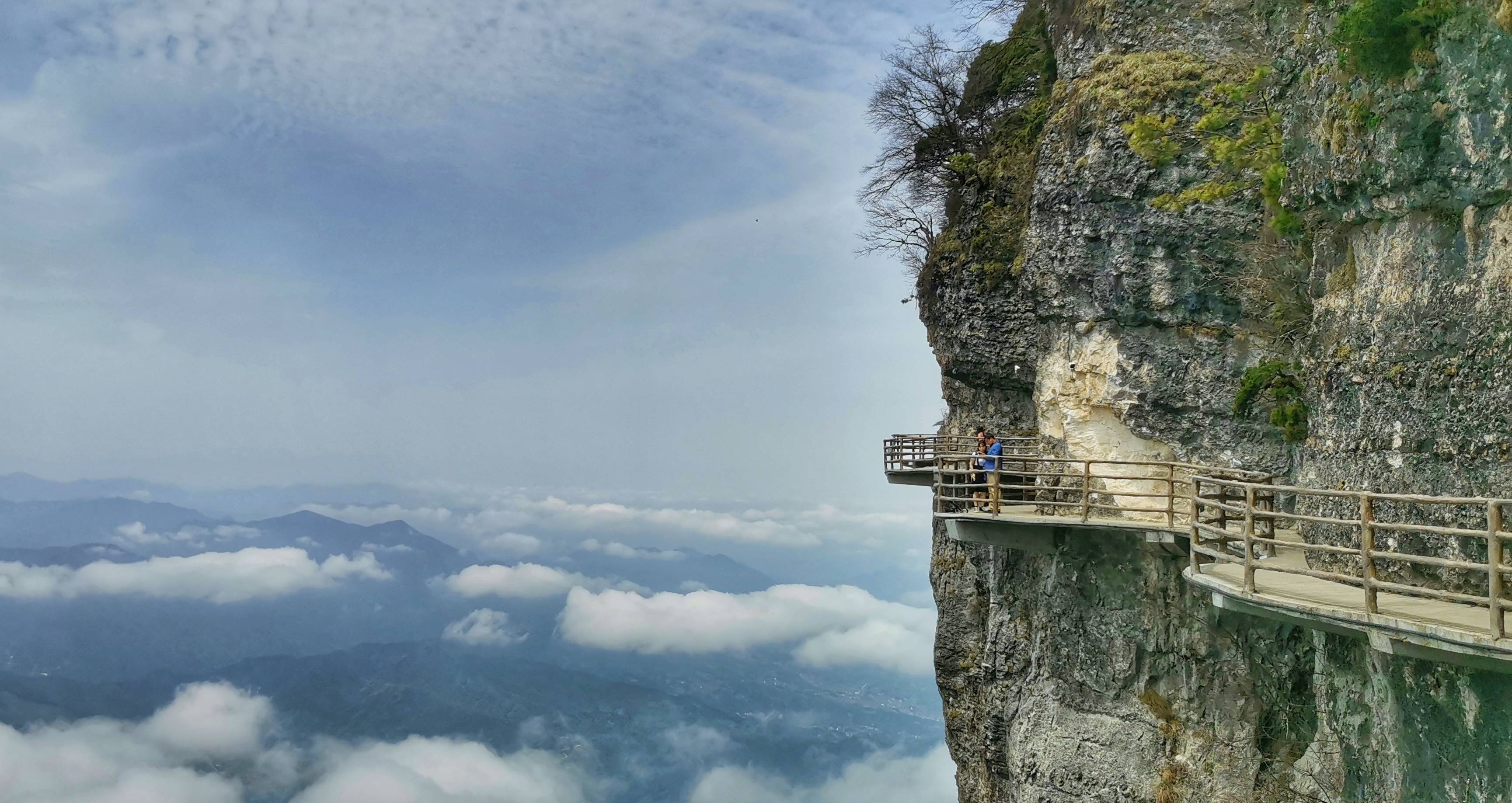 云海涌动的龙头山巍峨磅礴的壮观景象