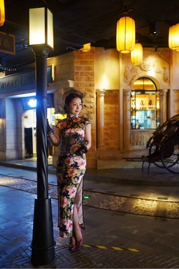 上淇着身旗袍再现民国风韵之美