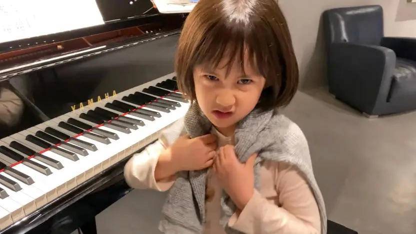 黄磊小女儿太可爱剪波波头涂指甲油向姐姐看齐瓜子脸遗传孙莉