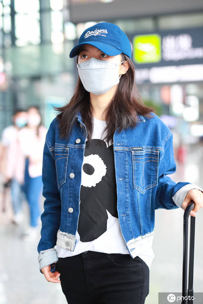 赵今麦现身大眼睛灵气满满 紧身裤尴尬暴露短腿