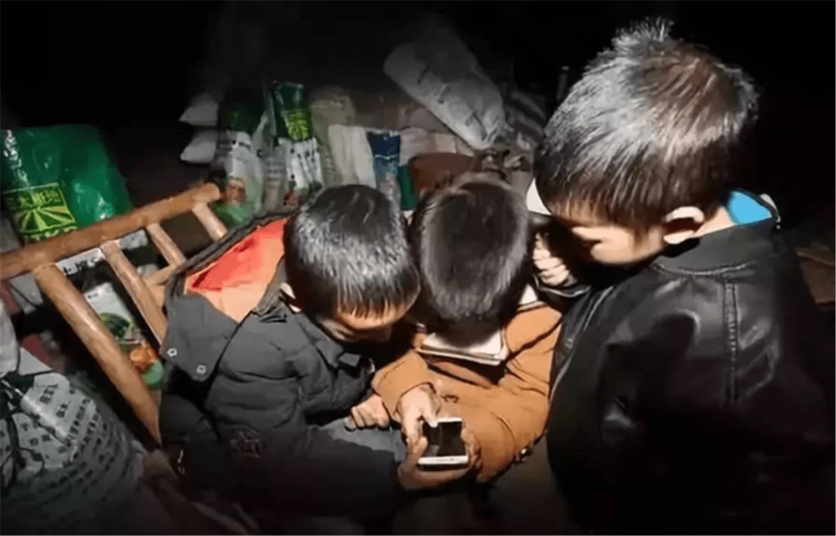 不让我玩手机我就去死14岁初中生拿菜刀砍自己6次太狠了