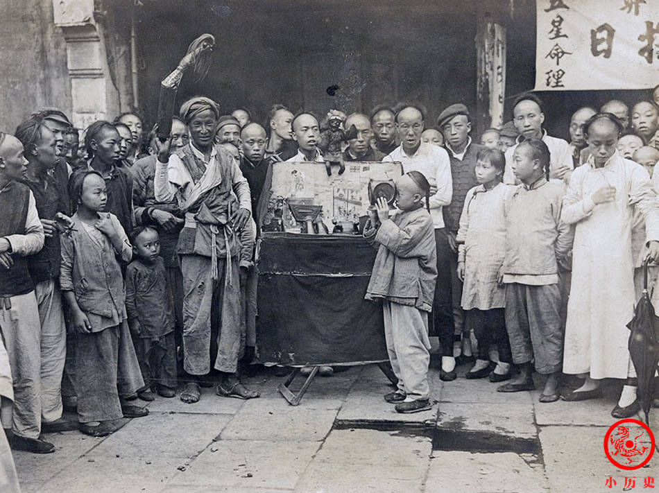 清末社会生活老照片:长江渔民训练水獭捕鱼,快要消失的采耳行当