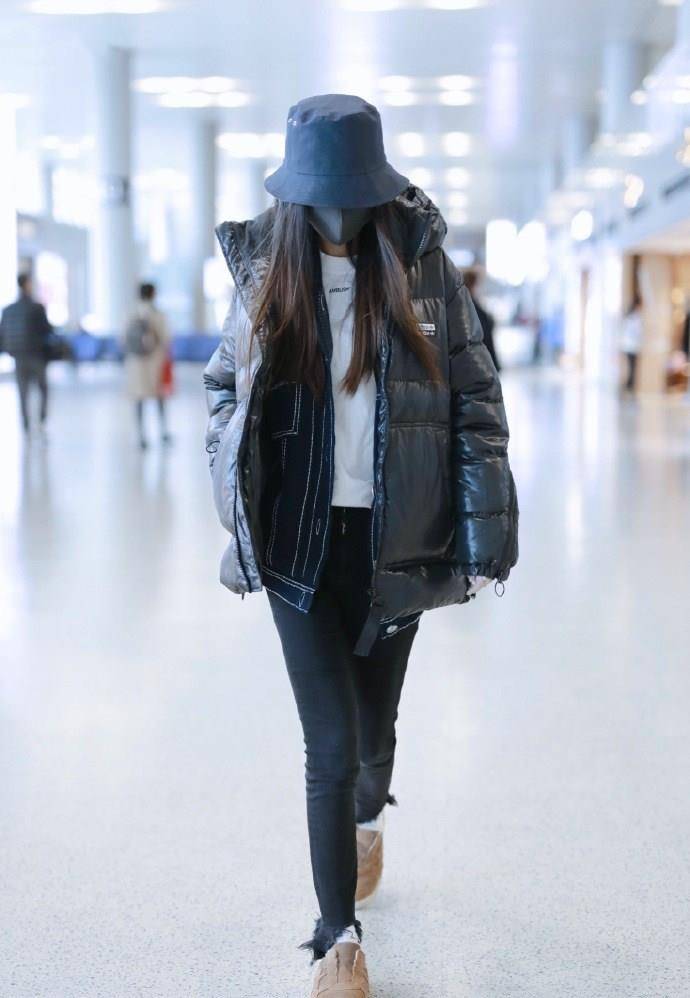 原创31岁angelababy新年好调皮穿拖鞋走机场嫩得像校园女生