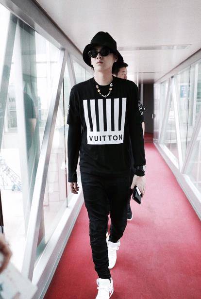 时尚王子吴亦凡每一套服饰都走在潮流的尖端,然而他也酷爱小白鞋,只能