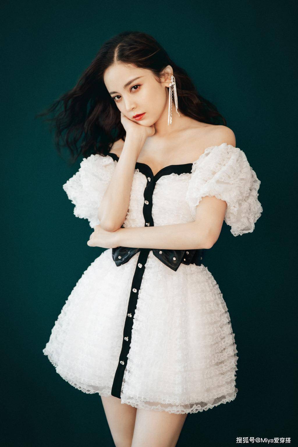 古力娜扎竟把两件背心一起穿,性感时尚非常前卫,没想到这么好看