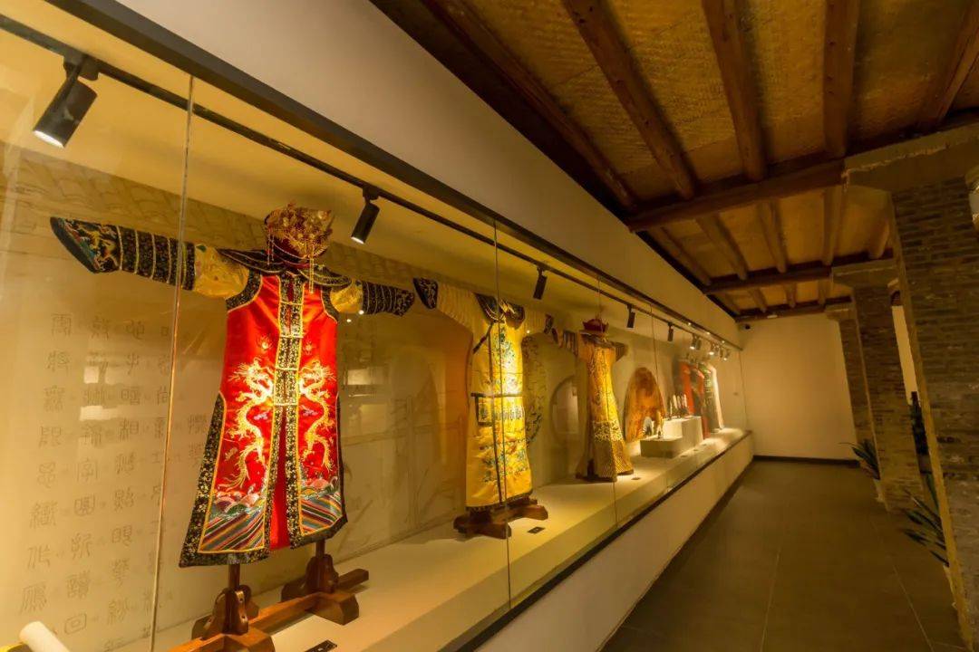 大王游戏,孩子们动动手指,就能指挥蚕宝宝吃桑叶,吐丝成茧,羽化成蝶