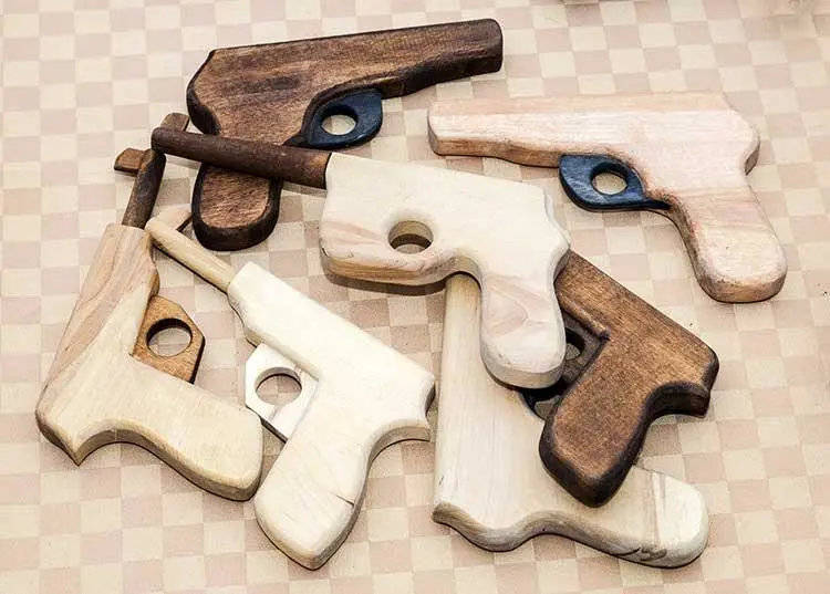 女孩子们的万花筒,男孩子们的火石抢,铁皮玩具,魔方等,在70年代的玩具