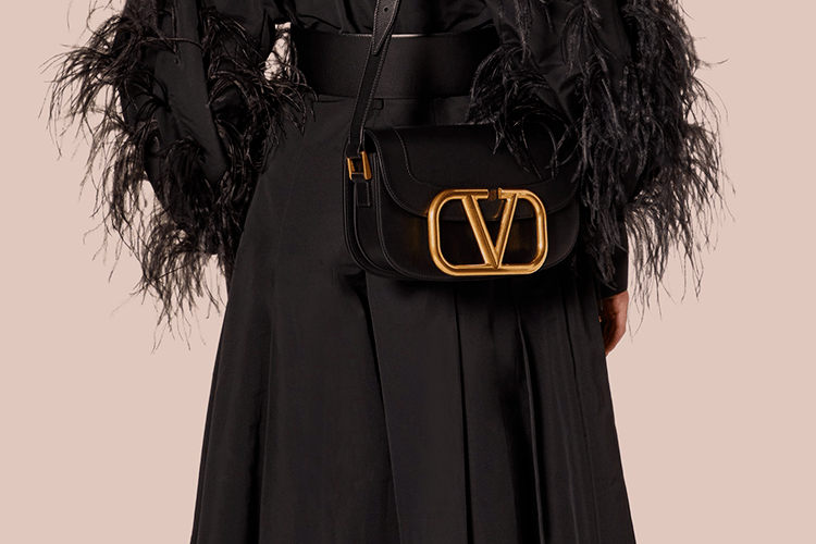 黑色华伦天奴大v包搭配示范黑色小牛皮将金色大v标识衬托得更为闪耀
