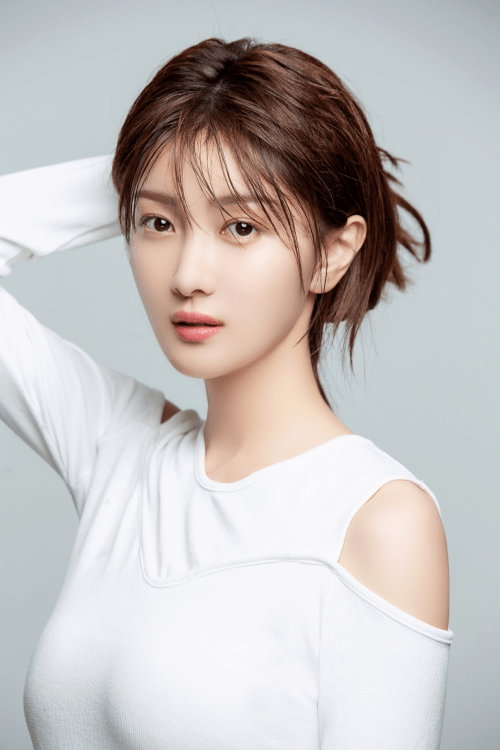 刘美旗白色写真清新脱俗 走青春花路憧憬美好未来