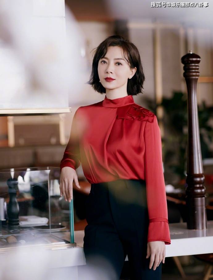 43岁陈数短发红唇又美又飒熟女范