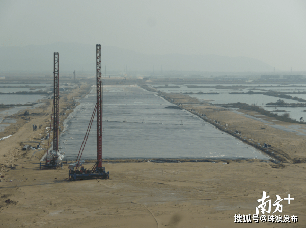 三,研發了超長距離帶狀場地水域吹填造地施工關鍵技術;研發了場地真空