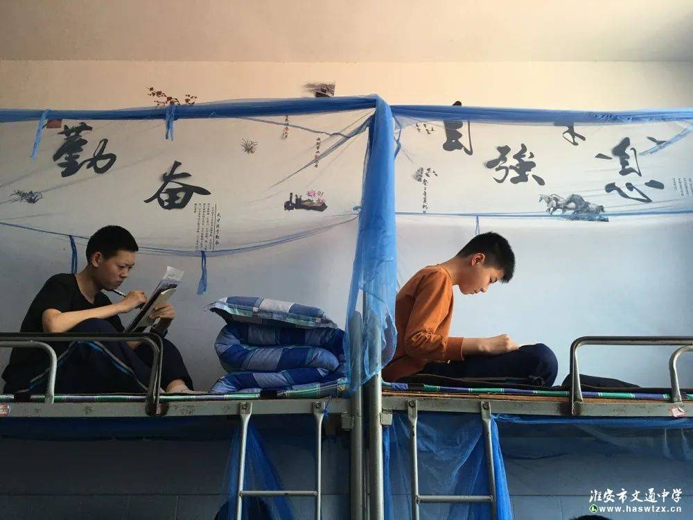 这也是文通中学推行的张扬个性,展示自我,团结一心的体现,是学校古朴