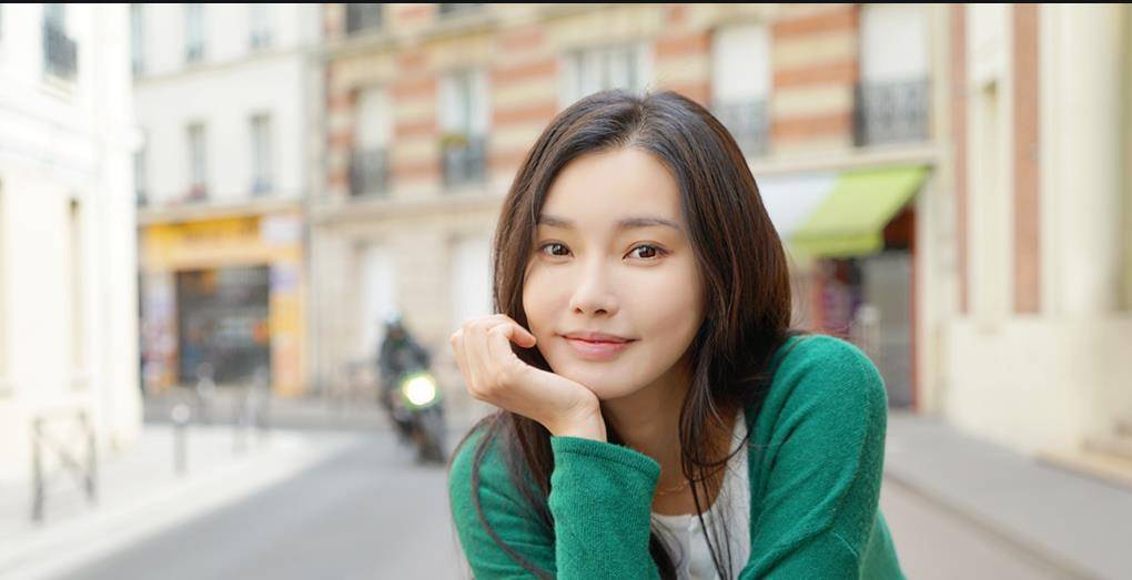 被王晶发掘时才读大二,拍3部电影狂捞26亿,今成"最美晶女郎"!