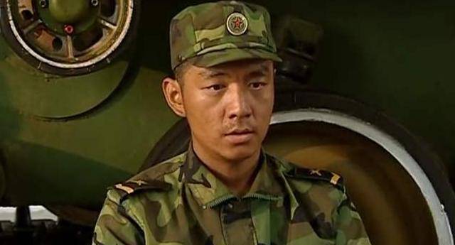 《士兵突击》没火,却因颜值获绑匪认证上新闻,离别时绑匪哭了_邢佳栋