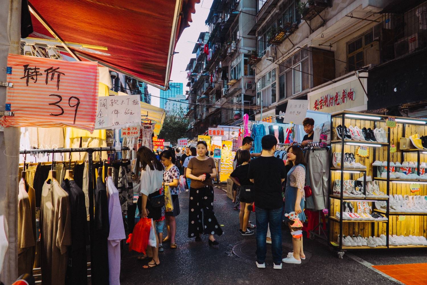 地摊经济火了,人间烟火解决就业问题!期待大武汉的夜市复苏