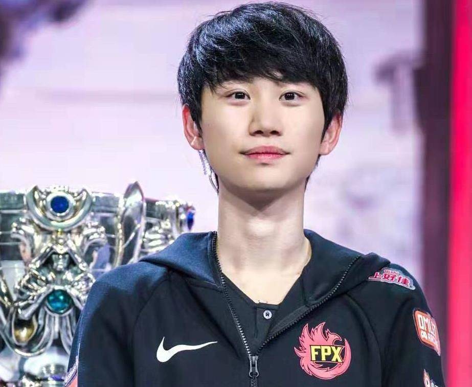 其实rookie和doinb除了打法不一样之外,他们在lpl的