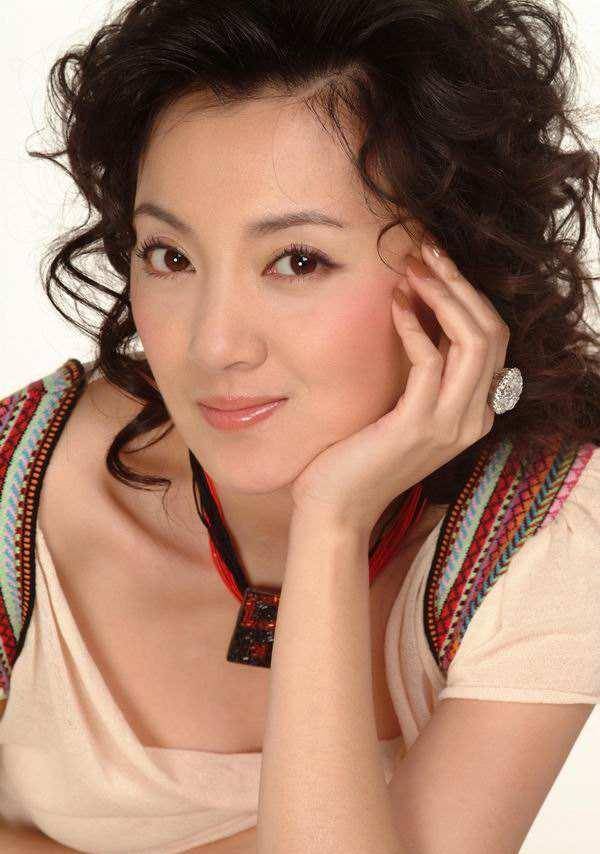 金玉婷:5次登上春晚,曾身陷丑闻,因患抑郁隐退,如今怎么样了?