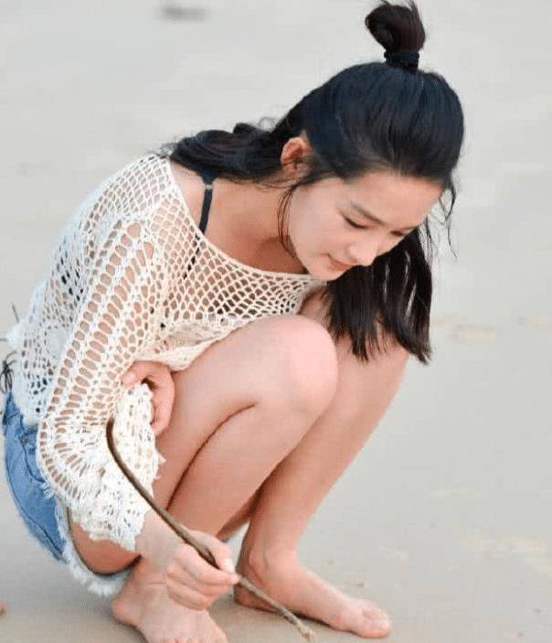 李沁穿短裤在海滩玩耍,蹲下的那刻忘了短裤长度,导演赶快打码救场