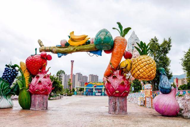 进入儿童欢乐乐园,从大门进入就是水果造型的门框.