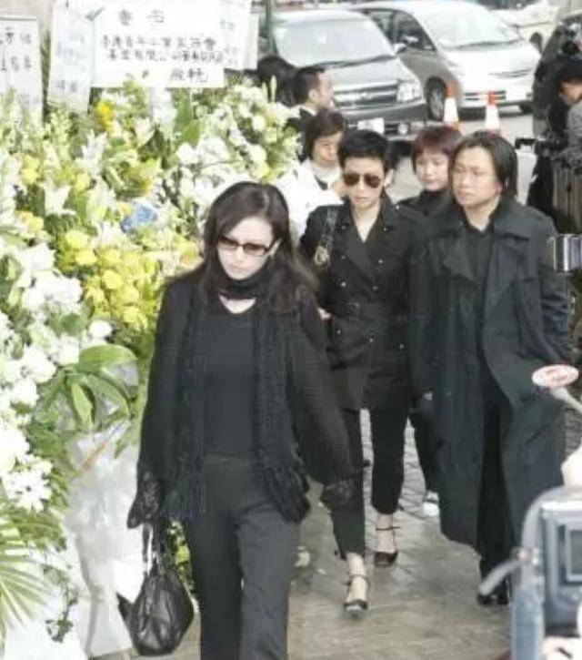 梅艳芳葬礼两位女星竟然微笑出席如今哭都没有人听