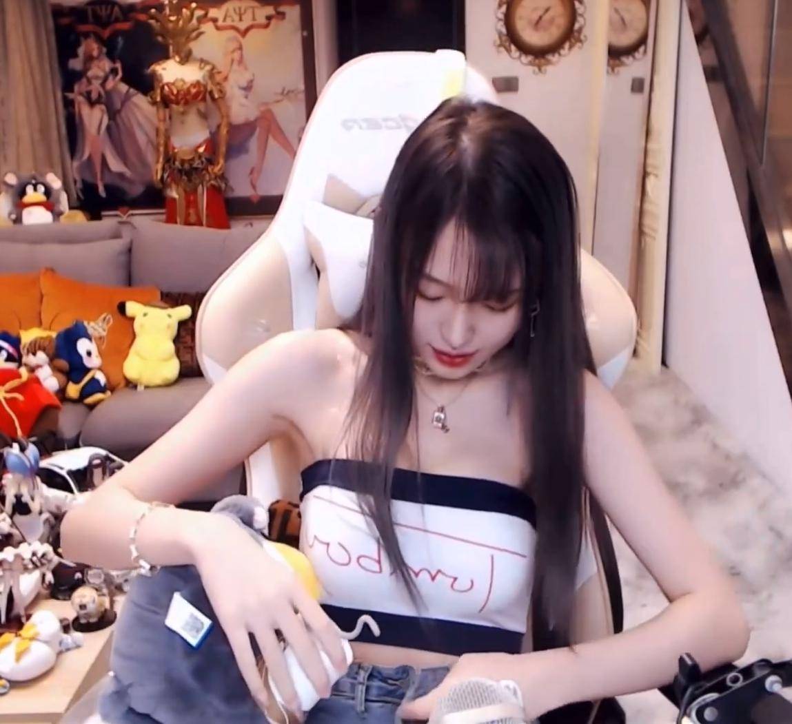 其实腐团儿的腰也是一大亮点,纤细雪白的水蛇腰配合