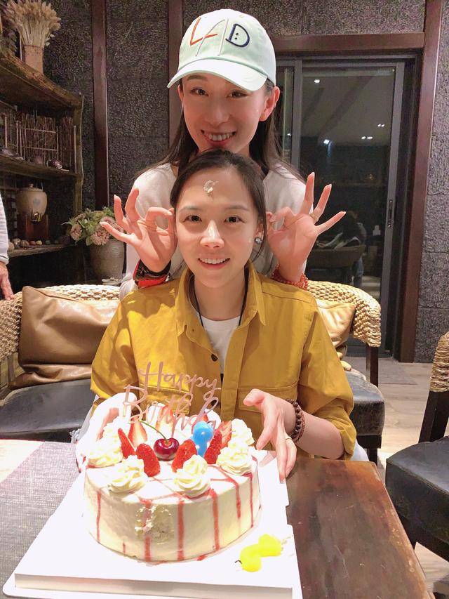 原创杨丽萍徒弟和同性女友办婚礼俩新娘的爹到场相拥而泣心情复杂