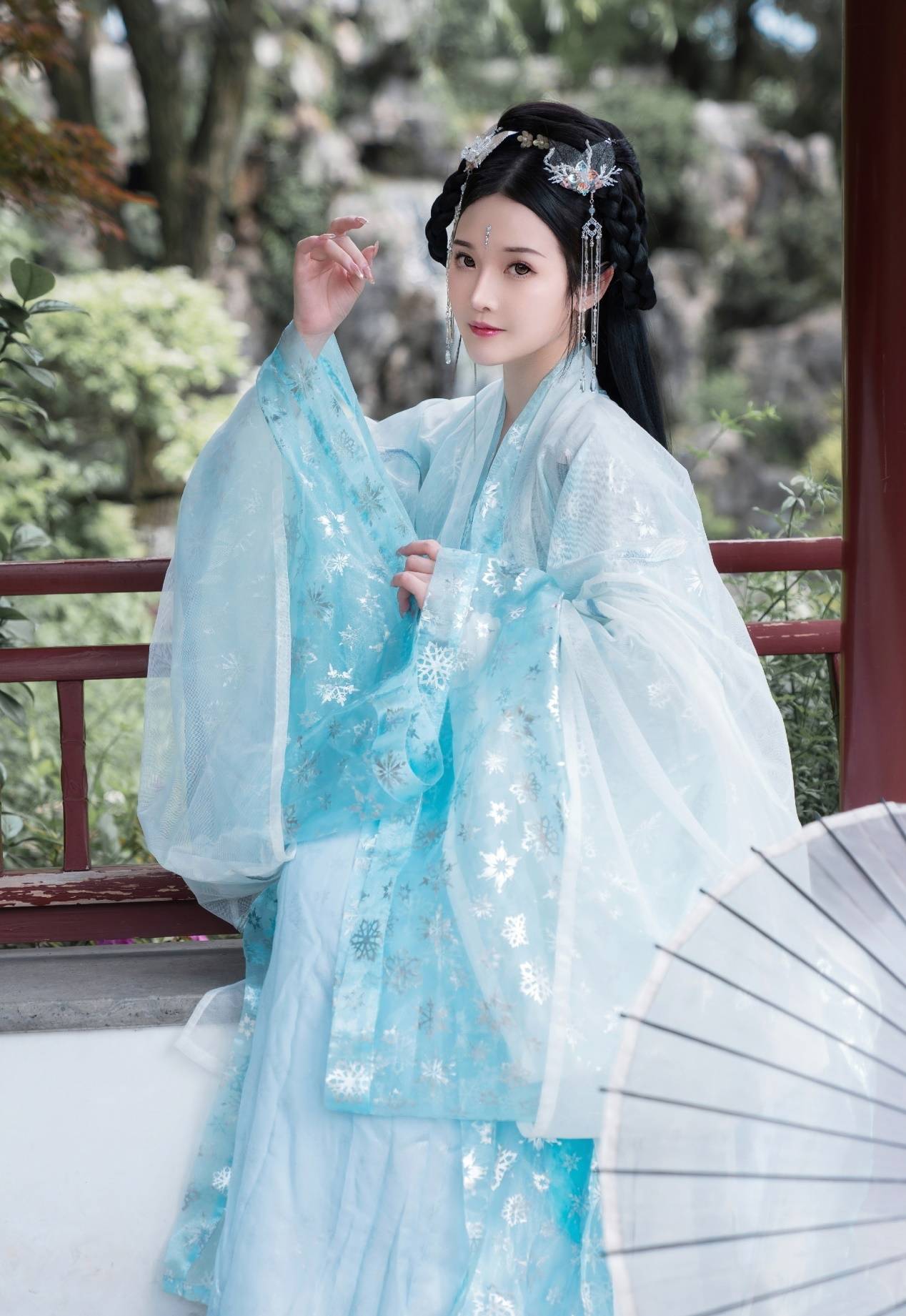 原创柔情似水汉服娘一袭蓝裳如身披流云手持纱伞团扇翩翩而至