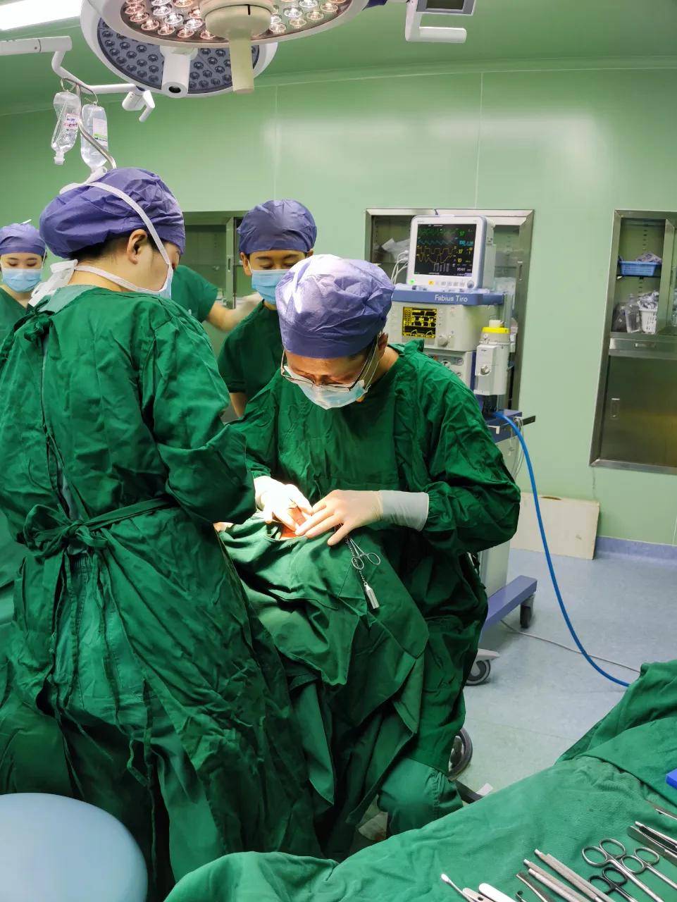 大会还进行了隆鼻手术实操演示,海峡黄金三角鼻雕学科带头人薛克墘