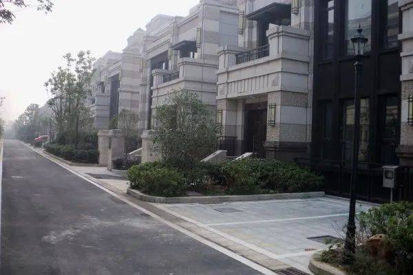 绿地内森庄园主打别墅区和大平层  一梯两户,南北通透大户型和内复式