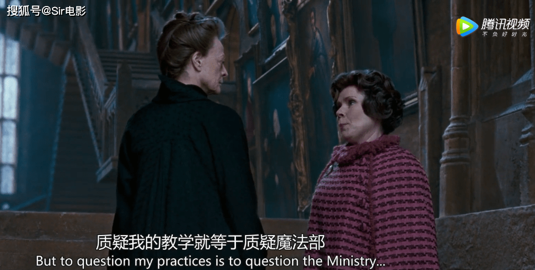 乌姆里奇深信自己就在执行魔法部的理念,并且发挥了很多禁令,她将一个