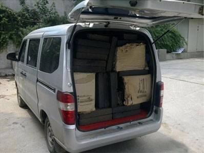 8万块钱买了一辆二手的面包车,天天就去江东货运市场,还有五爱各个