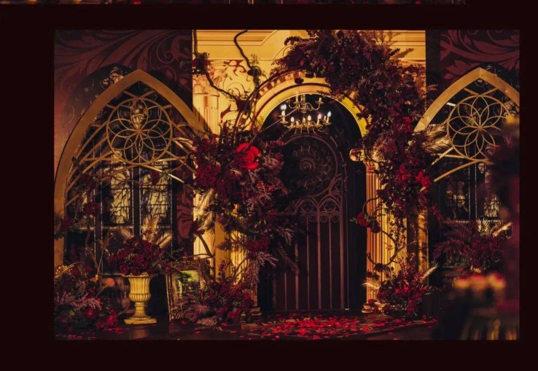 原创红色巴洛克宫廷婚礼,古典美学的红棕色背景,高品质的典雅庄重