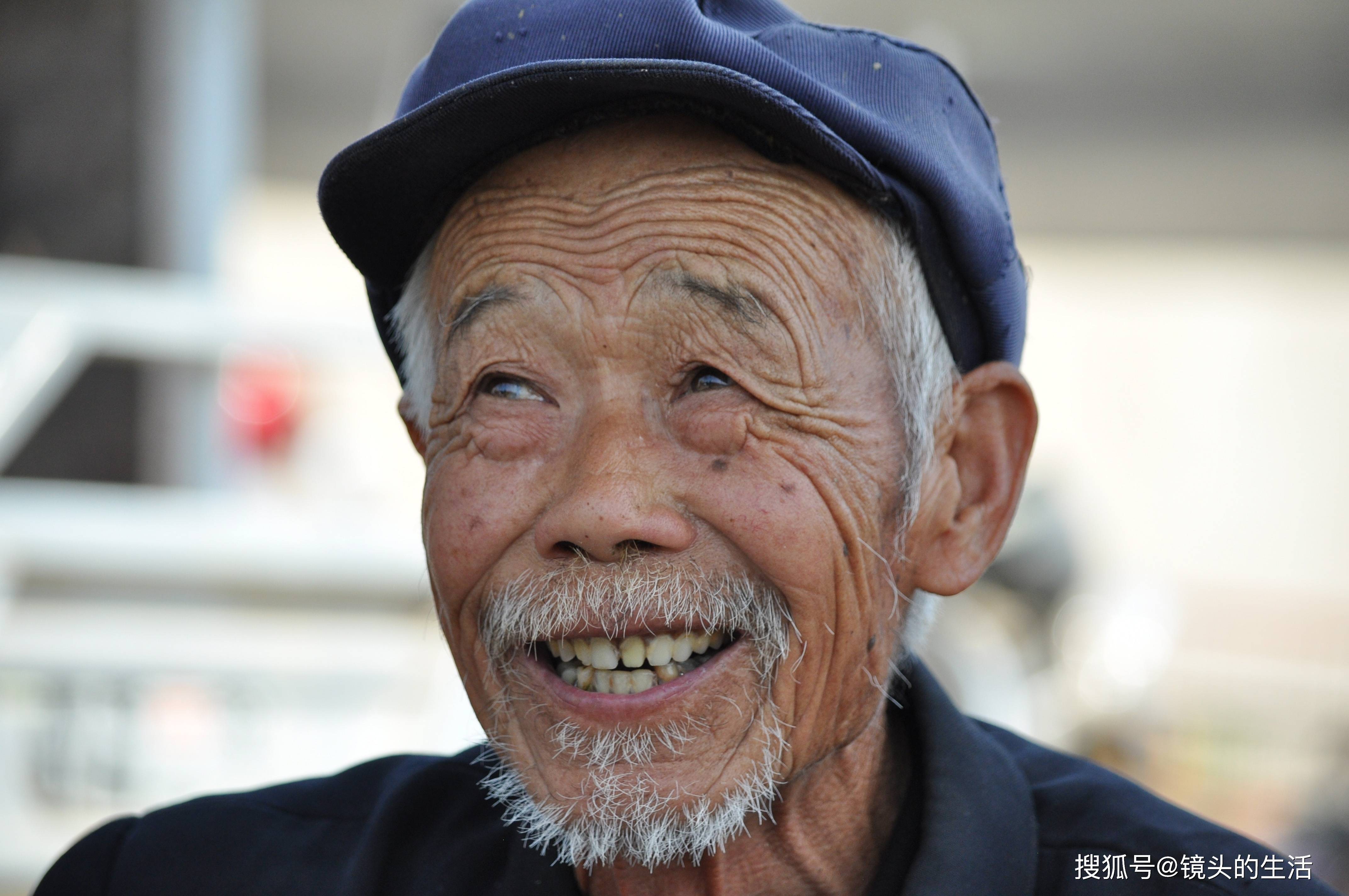 原创八旬大爷人称老顽童自学土法儿绝活儿养家糊口看咋回事