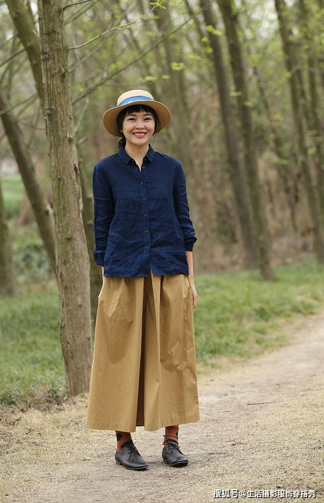 夏日穿宽松休闲的亚麻衬衫,生活摄影很漂亮