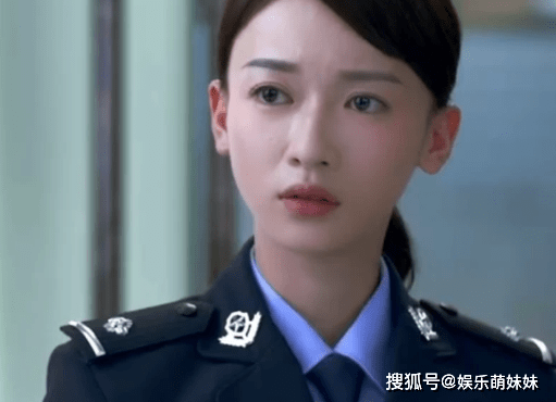 被吴谨言的"警服照"惊艳了,本以为太瘦撑不起来,结果一眼沦陷