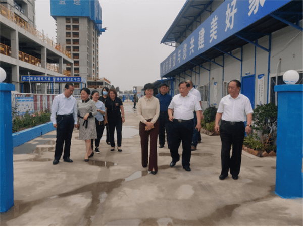 台儿庄区政府及相关部门工作人员感慨收获颇多,王晓丽副区长握着兰山