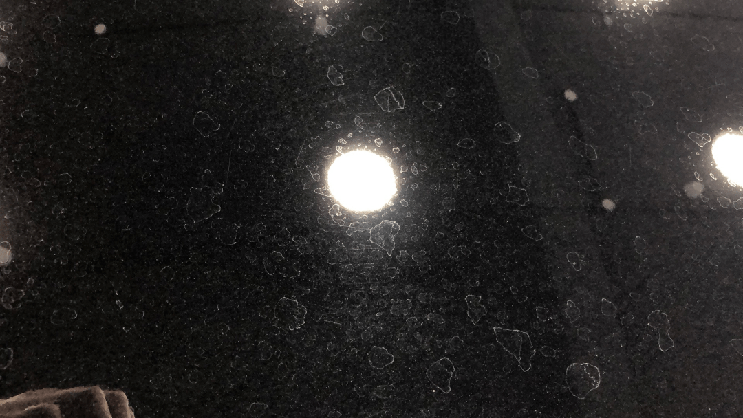 贴了隐形车衣后,怎么还有擦洗不掉的水斑水渍?