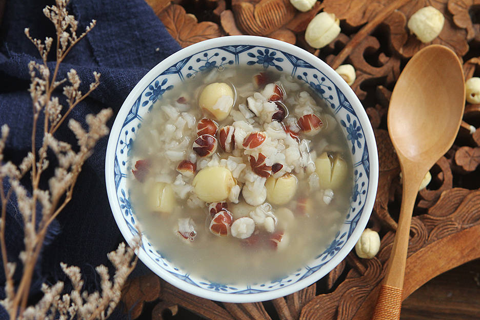 荷叶莲子粥是一道适合夏天的家常早餐粥,"小荷才露尖尖角,早有蜻蜓立