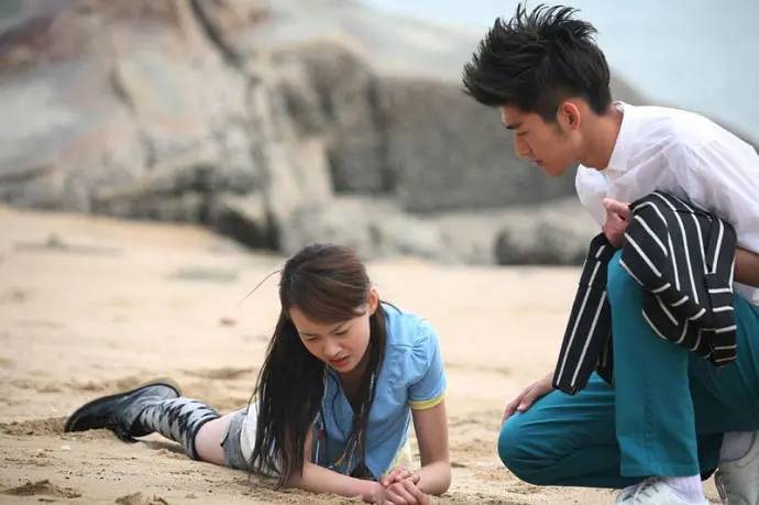 比如《一起来看流星雨》,现在回过头看看,郑爽和张翰的演技真的尬到不