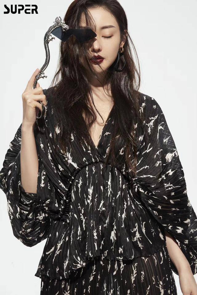 原创 张天爱这造型太帅了,一身黑色皮衣搭配高挑眼线,气场秒杀众人