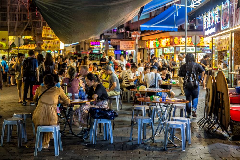 有网友认为, "地摊经济"令城市变成了"城中村",脏乱差影响市容.