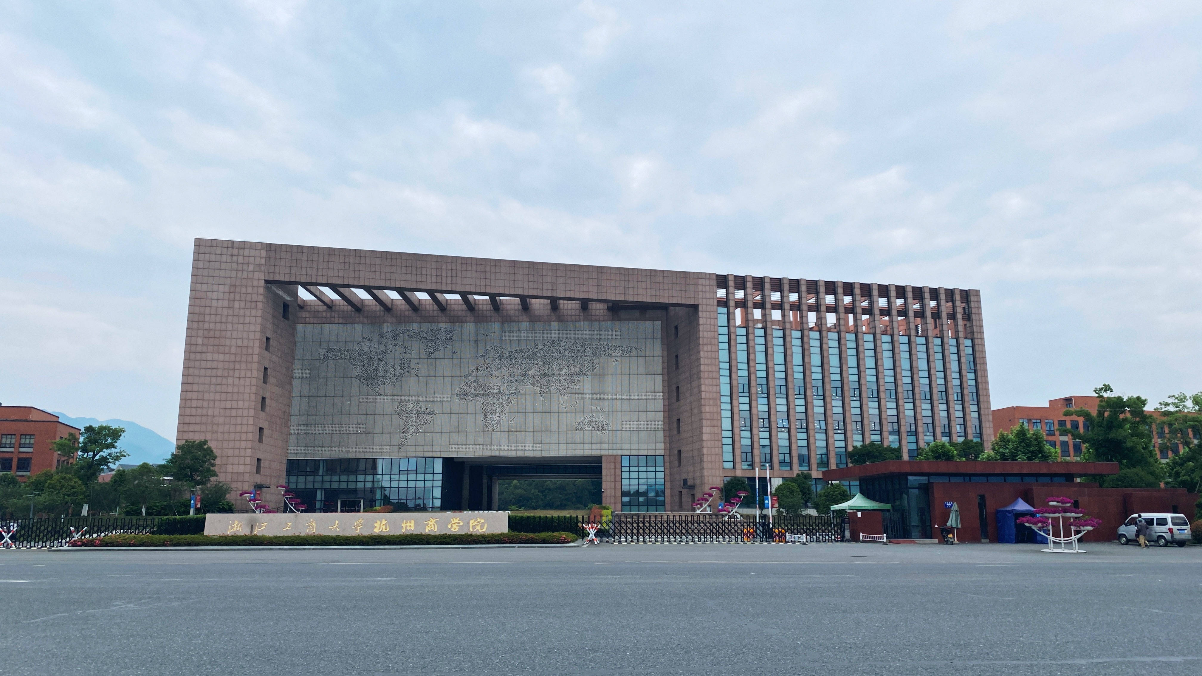 浙江工商大学杭州商学院2014年迁建桐庐,学院校园占地面积为542亩,另