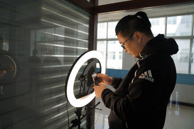 工作人员正在进行直播前的准备.